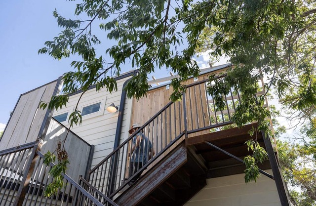 Hot Tub, King Bed, Walk to Main, Luxe Bath - No. 6