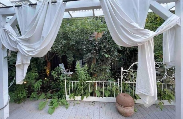 NEW LISTING-Adorable Craftsman, great neighborhood