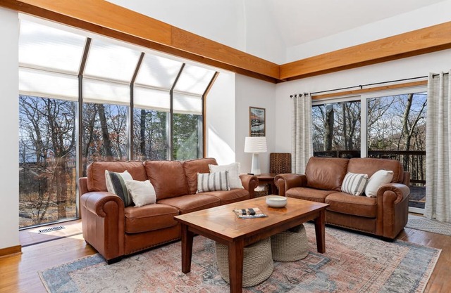 Cozy chalet w/ king beds, fireplace, and hot tub. Dog-friendly! Close to hiking.
