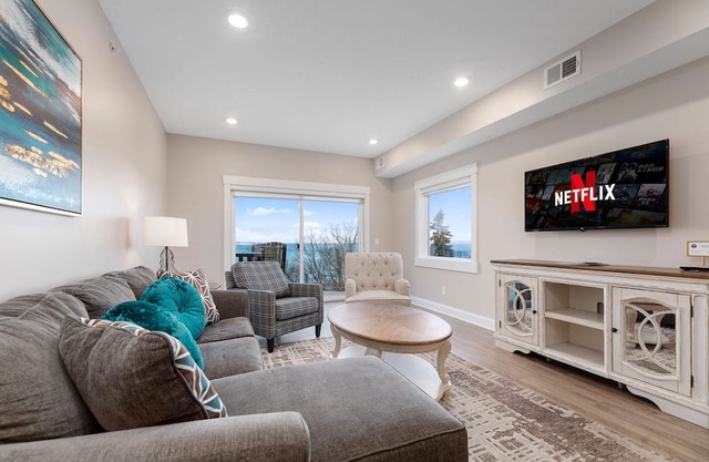 ♛ 539 Bay St ⁀➷ Luxury Downtown 2BDR Lake View Penthouse Condo steps to Beach!