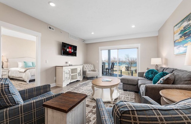 ♛ 539 Bay St ⁀➷ Luxury Downtown 3BDR Lake View 2nd Floor Condo on West Bay ➠ 201W