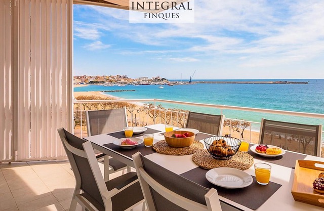 Apartamento frente al mar con vistas panorámicas, 4 habitaciones, 3 baños y parking, Palamós