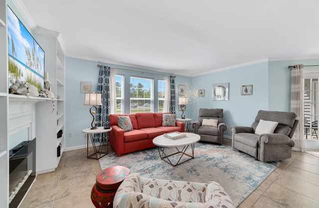 Updated, Ground Floor Unit w/ Pool & Gym, Sleeps 6