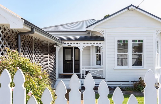 Villa on Courtenay: 4 BR, 1 BA House in New Plymouth, Sleeps 7