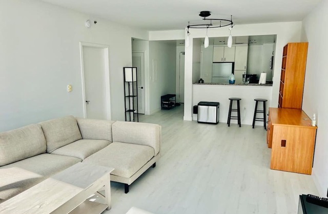 Gorgeous 2 Bed/2 Bath in hip & central location Near Ballpark and waterfront