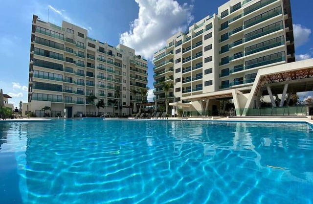 Dog friendly 2BR w/backyard, pool, gym, bbq, pking