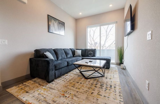 Adorable 1BR in the Highlands