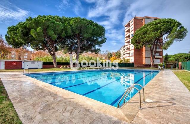 APARTAMENTO PARA 4 PERSONAS CON PISCINA Y TERRAZA CERCA PLAYA Y ZONA COMERCIAL