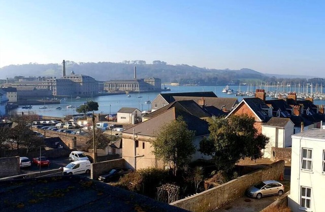 Magnificent views of Tamar and Rwy. Free Parking