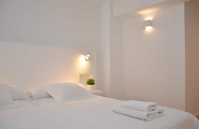 Apartamento 55 m2 con dos dormitorios, sala de estar con sofá cama y dos baños