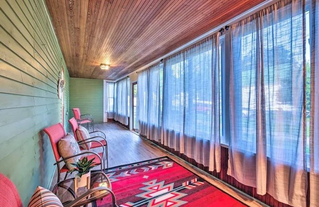 Comfortable, Charming Home Near Outdoor Adventure. Pet Friendly!