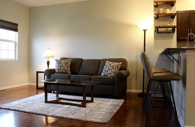 Downtown 2BD 2.5BA townhouse w/free garage parking