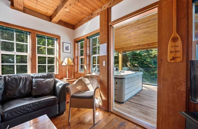 Sea Star Endearing Oceanside House with Hot Tub in UkeeTub