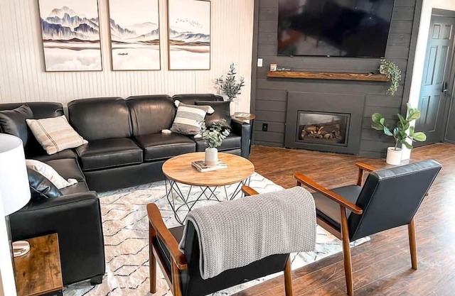 COMPLETELY Remodeled Modern Condo in Summit!