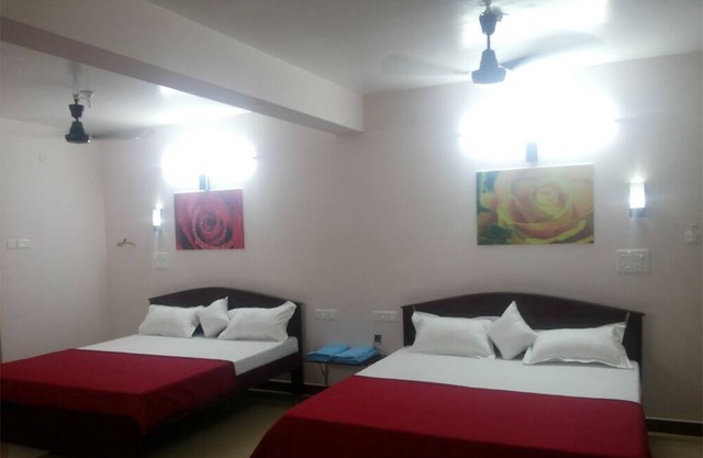 Few steps to Meenakshi Temple/Compact Room Stay