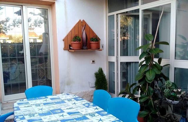 Bonito apartamento de un dormitorio con cocina americana y baño, cinco camas.