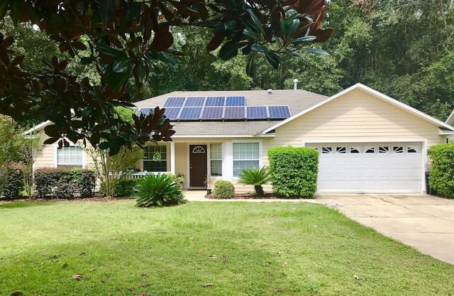 Gator Alumni House, a 2 millas del campus