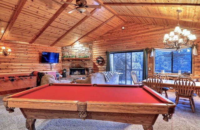 Dreamscape Villa backs ot the forest! Spa, pool table!