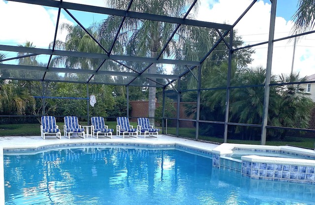 Many themed rooms, private yard Lakeview, Close to Disney, 3 king masters CLEAN!