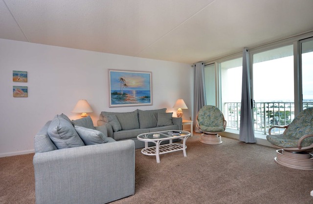 Acogedor condominio de dos dormitorios, con temas de playa relajantes en un hermoso edificio frente al mar, ideal para familias