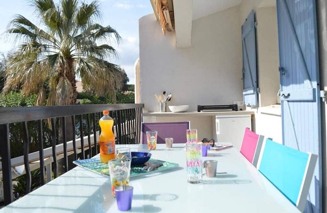 Apartamento renovado 2 habitaciones con terraza, aire acondicionado y wifi, a 200m de la playa