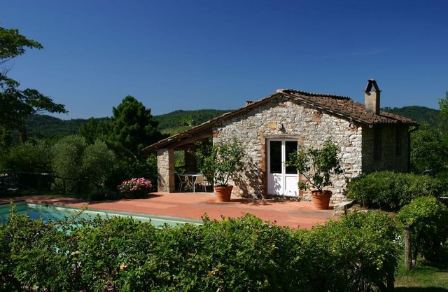 Tuscan house in idyllic scenic tranquility in hills between Lucca and sea WiFi