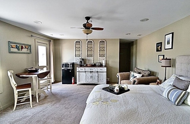Amplia suite de lujo y patio, Ravens Off Main Street Starry Nights- Walk Town
