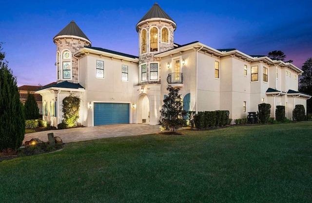 Marvelous Castle with Luxurious Large Pool at Reunion