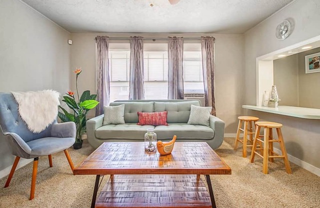 1 bed 1 bath Nice and easy close to Plaza District