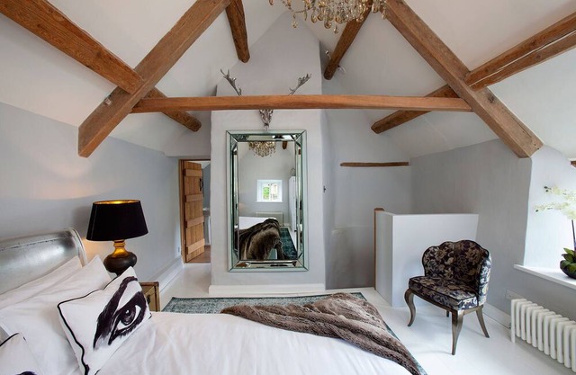 Idyllic Cotswolds Cottage in Secluded Riverside Setting in unspoilt Winson