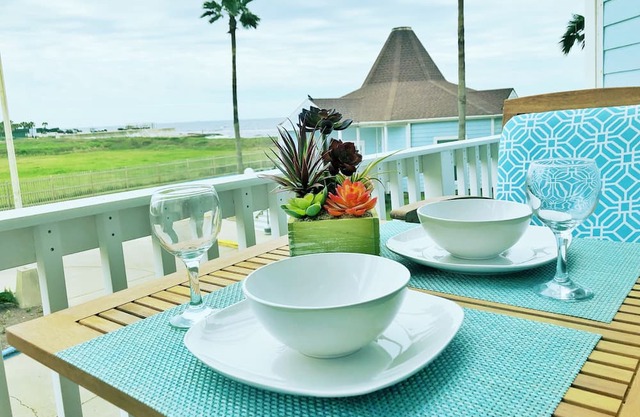 Seascape Condo- Beachfront Resort With Pool and Spa