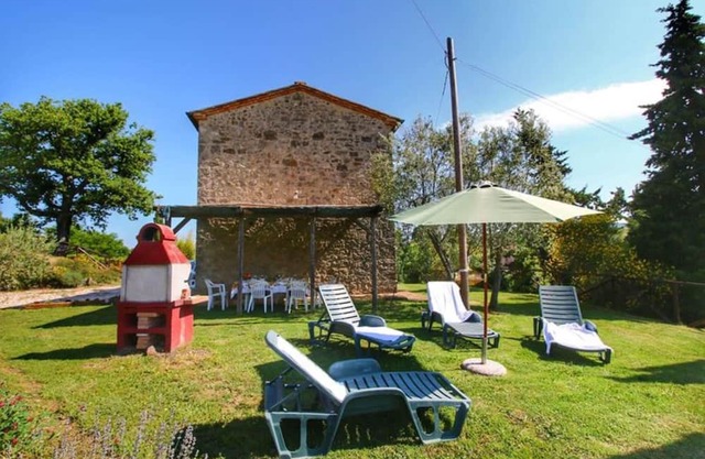 edificio aislado en el verde de la Toscana