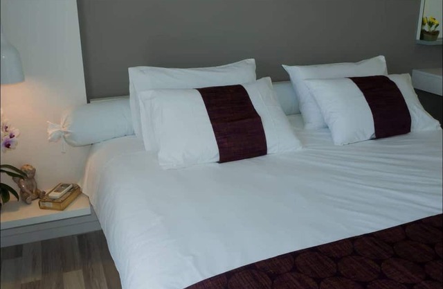 FULLY FURNISHED TOP FLOOR NEAR THE CITY