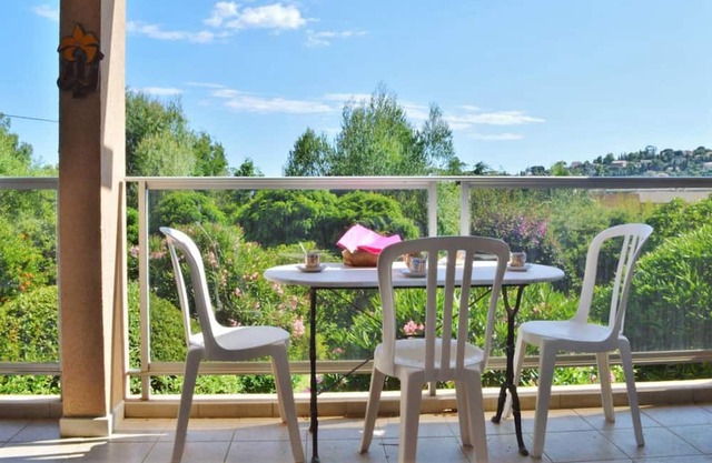 Apartamento con Terraza y Aire Acondicionado, Cerca de la Playa, en Le Lavandou