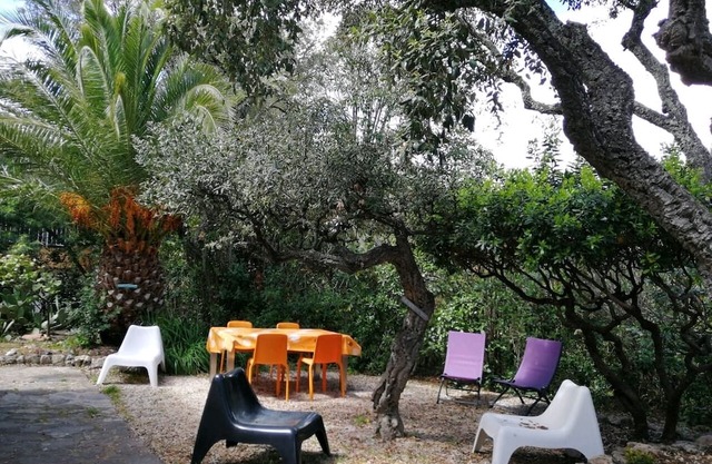 Frente a la playa y muy tranquila, bajo reformado villa de 6 personas 90 m2 de jardín