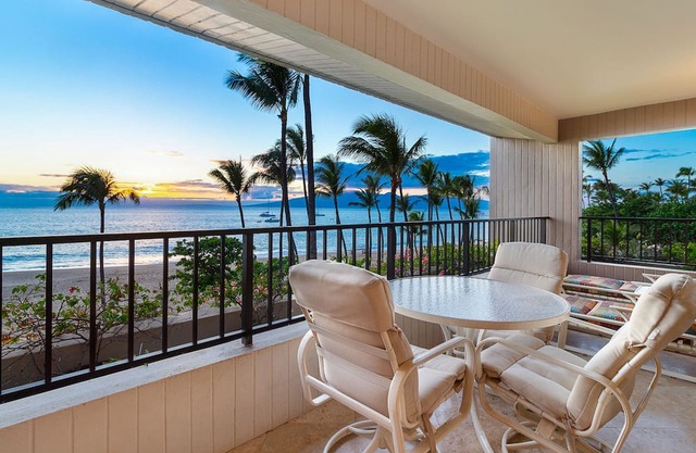 Alquileres de Maui Resort: Kaanapali Alii 145 - 2BR Gema frente al mar, lujosamente remodeladas, puestas de sol durante todo el año con impresionantes vistas del Océano Pacífico, Lanai y Molokai.