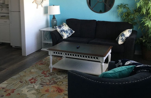 JUST LISTED - RECIENTEMENTE REMODELADO - SITUADO JUST OFF BAGNELL STRIP