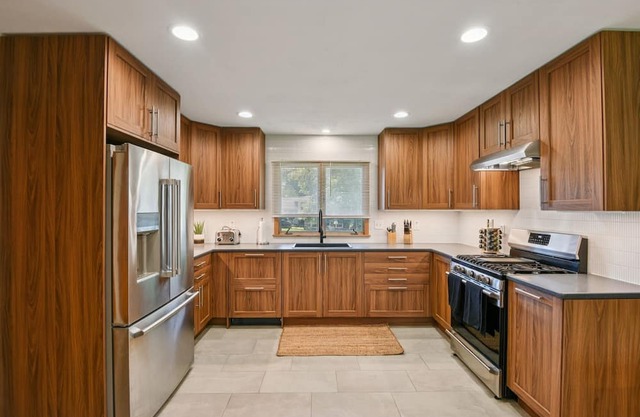 Iowa City 4br Backyard Walk To Stadium 4 Bedroom Home