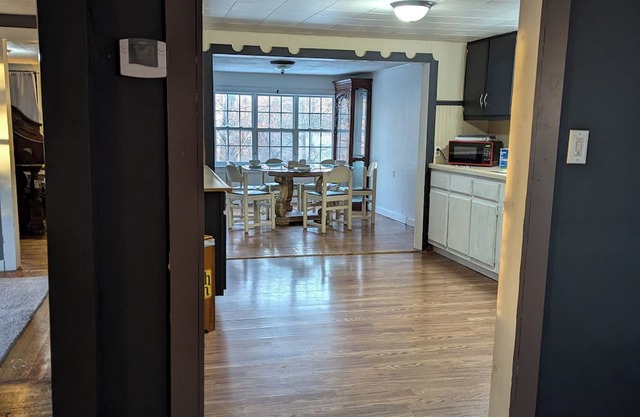Charming Bungalow in lovely Poplar Bluff with WiFi