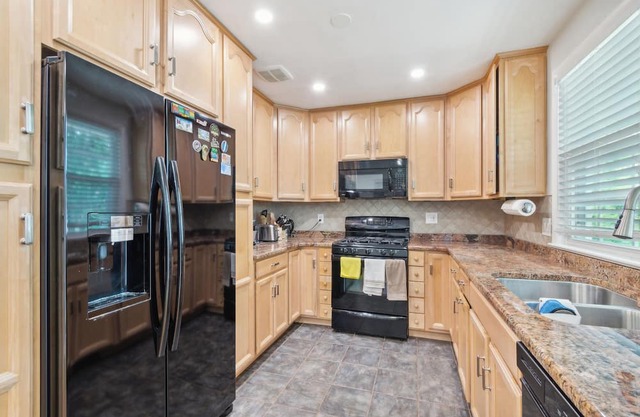 Spacious Modern 3-bedroom house in charming Centreville with WiFi
