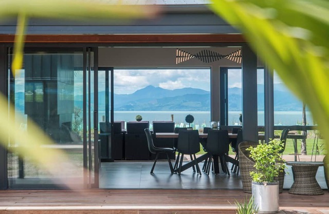 Ruby Bay cliff-top retreat- Palm View with Swimming Pool and Spa