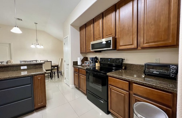 Lexington Place - 3BD/2BA Home, Private Yard!