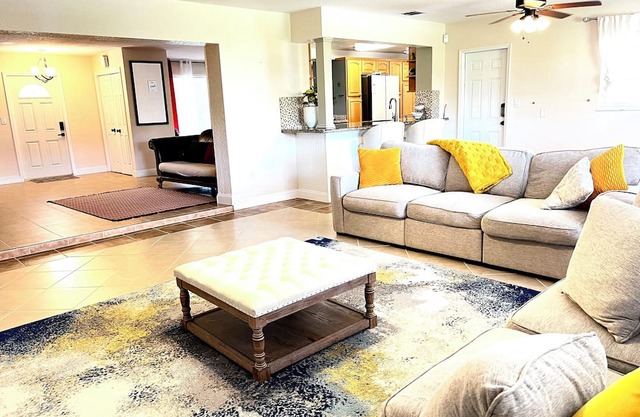 Charming 3-bedroom house with WiFi and AC in Homestead