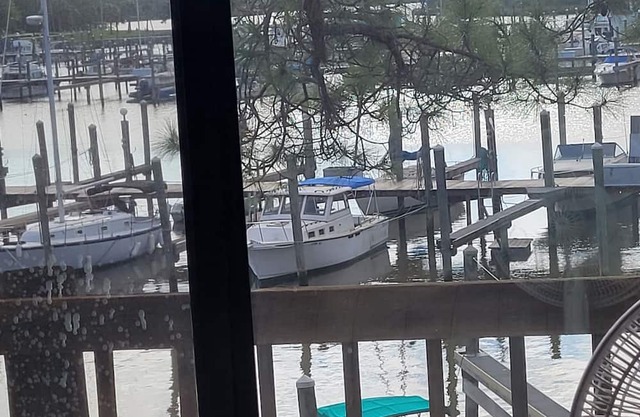 Charming 3-bedroom waterfront townhome with WiFi and AC in wonderful League City