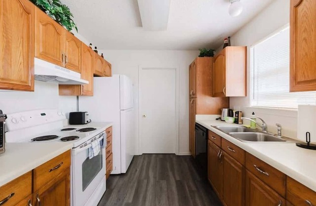 Cozy 3BR Family Home with Large Yard, Sleeps 7