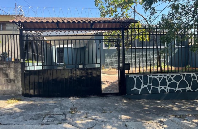 Spacious Home W Private Parking