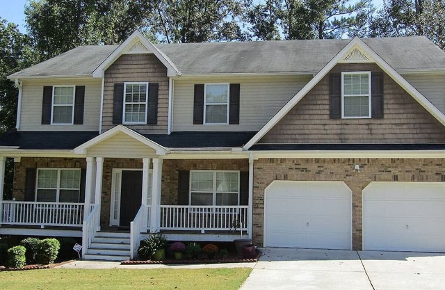Charming 1-bedroom space with living room WiFi and AC in a shared space.