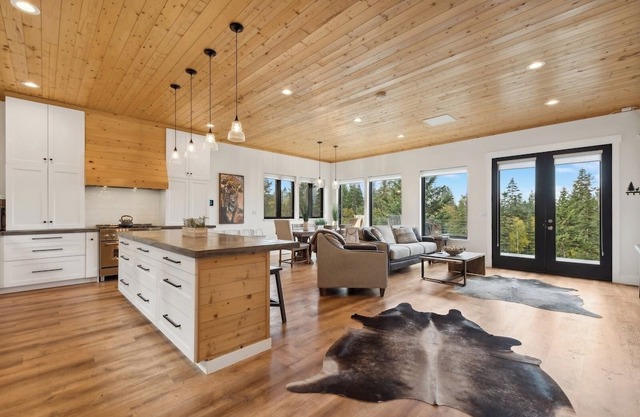 Idyllic 5BD Montana Home w/ private hot tub, fire pit & amazing views! Sleep 8!