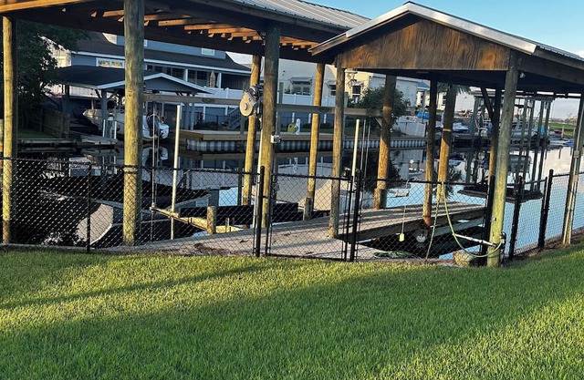 BOAT LIFT. DEEP WATER ACCESS. Beautiful water front home in Lynn Haven.