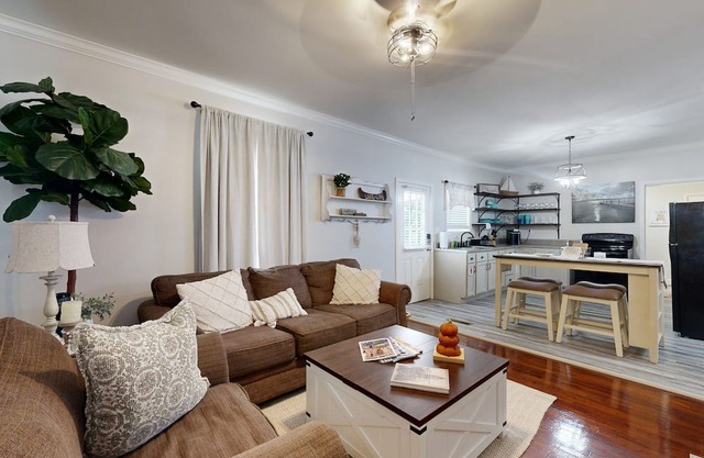 Cozy home with Fenced in backyard,Close to Lake and Boat Ramp
